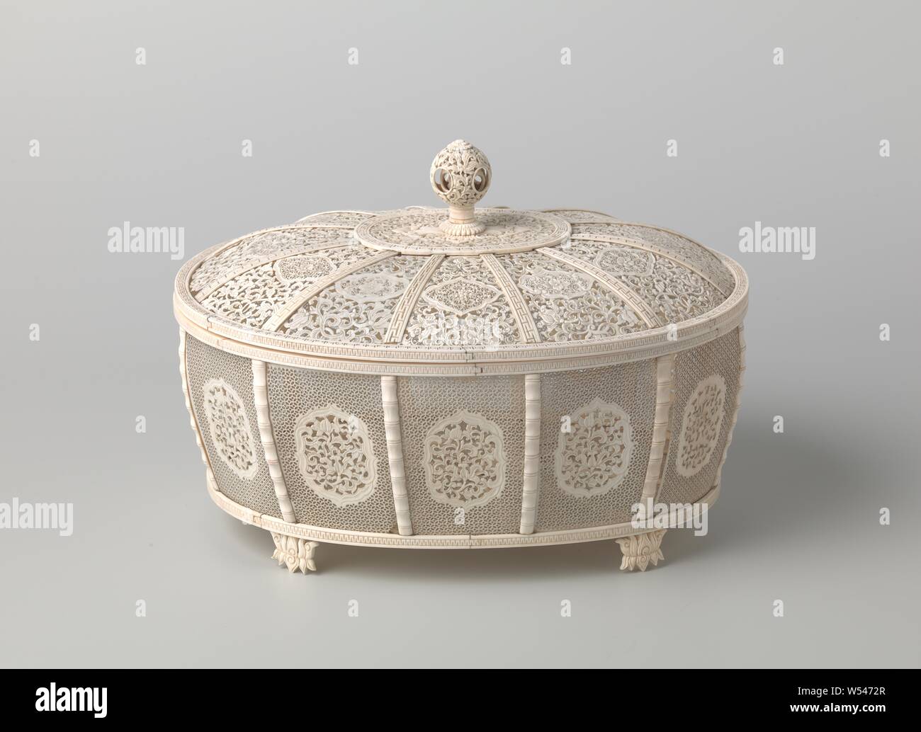 Korb mit Deckel Elfenbein Ovaler Korb mit Deckel, Oval Warenkorb auf vier Füßen modelliert und mit einer Flach gewölbten Deckel mit Deckel Knopf in Form von einem gestreiften Ball mit zwei inneren Kugeln. Der Deckel besteht aus einem zentralen Oval von zwölf offenen umgeben - Felder mit Lotus ranken, in denen scalloped Felder mit blume Herz und feine Ranken, zwischen Radialrippen mit Hakenkreuz Motiv gespannt. In der Wand auch zwölf durchbrochene Felder mit Durchbrochenem geometrischen Motiven auf dem scalloped Felder mit Lotus Reben. Zahn und Bambus Motiv auf der Rippen., anonym, Kanton, 1775-1800, Elfenbein, Schneiden, H 20 cm x L 27 cm Stockfoto
