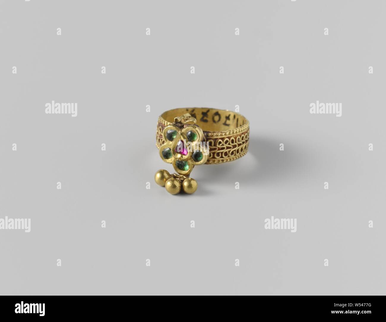 Paar hand Juwelen mit Ringen (hathiphul) Finger Ring, Finger Ring aus Gold mit filigranen Arbeiten eingerichtet. In der Mitte der Rosette aus fünf grüne Steine mit einem Rubin in der Mitte. Drei goldene Kugeln hängen von diesem., anonym, Surat, C. 1750, gold (Metall), Ruby (Mineral), filigranen, d 1,5 cm x h 2 cm Stockfoto