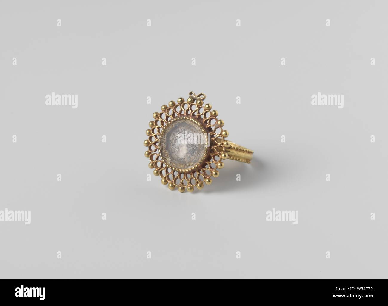 Paar hand Juwelen mit Ringen (hathiphul), Daumen Ring (arsi), Daumen Ring (arsi) von Gold mit Spiegel, in filigrane appliqué., anonym, Surat, C. 1750, gold (Metall), Gläser, filigrane, d 2,0 cm Stockfoto