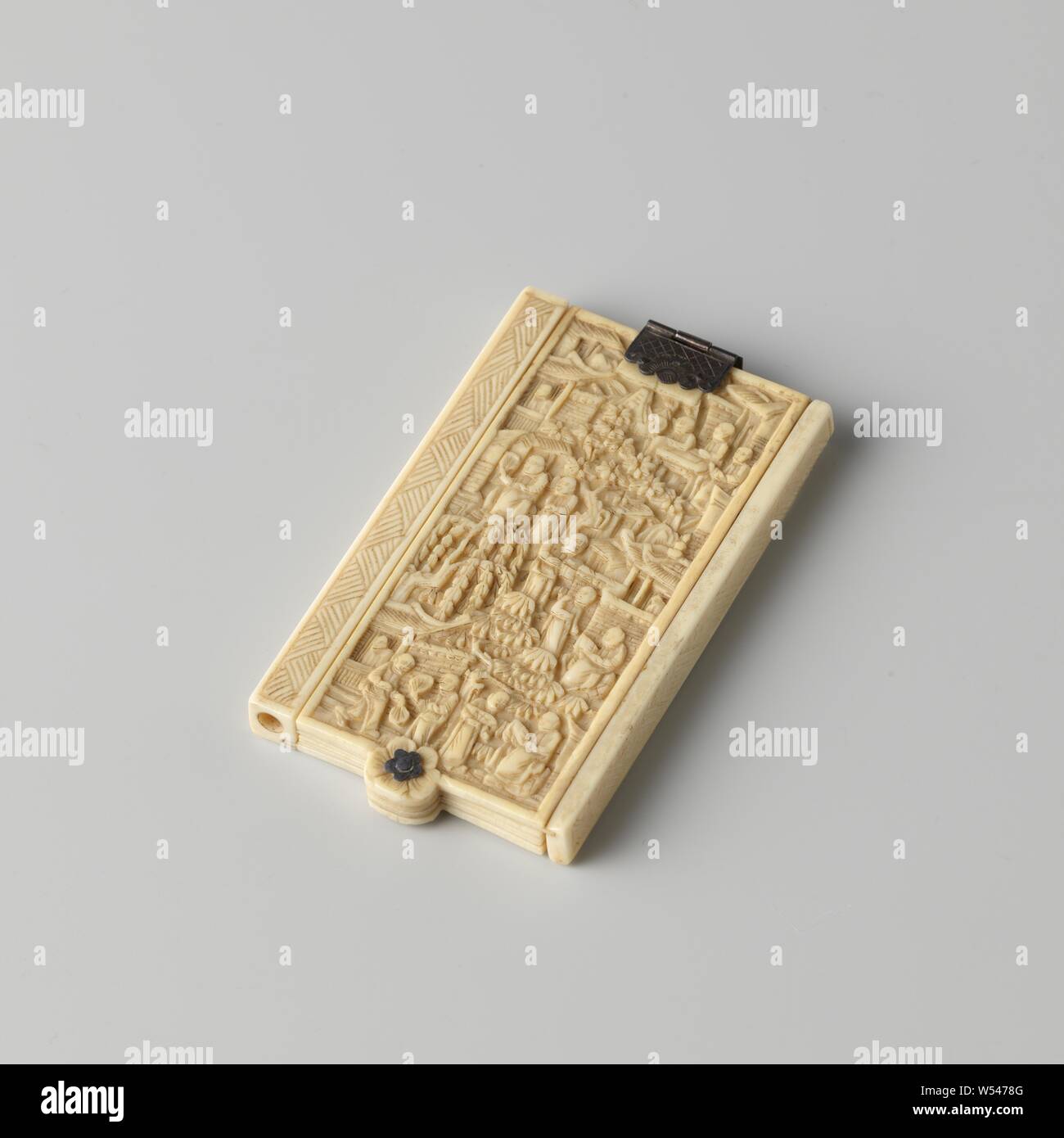 Elfenbein Notebook mit fünf Blättern, ein Schnitt band und silber Faltschließe, rechteckig Notebook mit einem Scharnier an der Unterseite und an der Oberseite ein Schloss, die beide Silber. Das Buch öffnet sich wie ein Ventilator und enthält fünf dünne, flache Blätter, zwischen Vorder- und Rückseite mit Schnitzereien verziert. Auf der Außenseite geprägte Darstellungen von Chinesen an Pavillons und Bäume. Die linke lange Seite durchbohrt und bietet Platz für eine (nicht mehr verfügbar) Graphit schreiben pen., anonym, China, 1825 - 1875, Elfenbein, silber (Metall), schneiden, h 9,1 cm x B 5,2 cm x T 0,9 cm Stockfoto