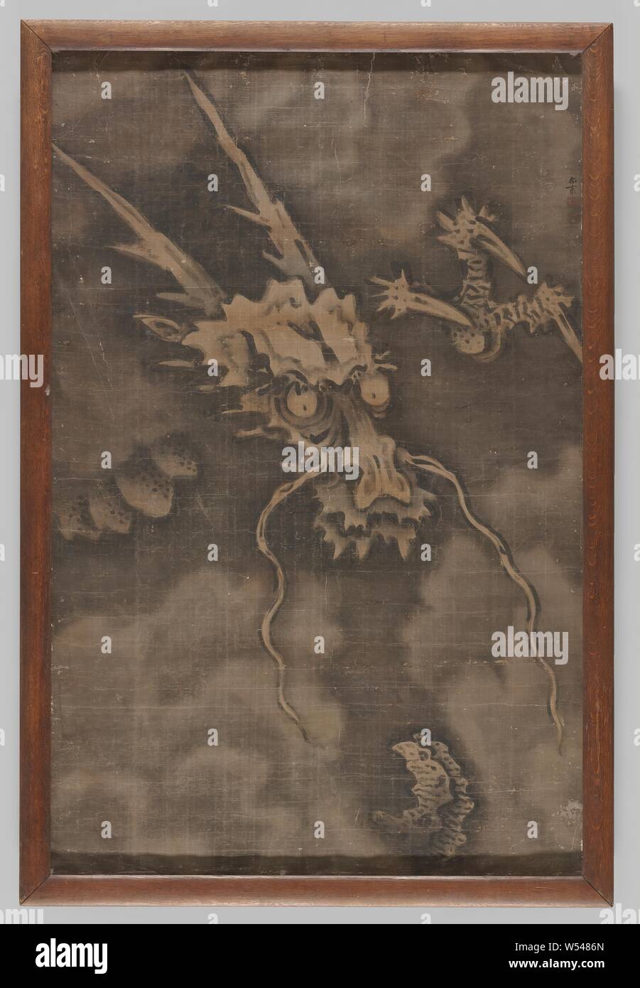 Malerei, Dragon's Kopf und Klauen inmitten Wolken., anonym, China, 1700-1800 und/oder 1800-1900, Seide, Tinte, lijst, h 162 cm x W 88,5 cm H 166,5 cm × w 112,5 cm × d 5 cm Stockfoto