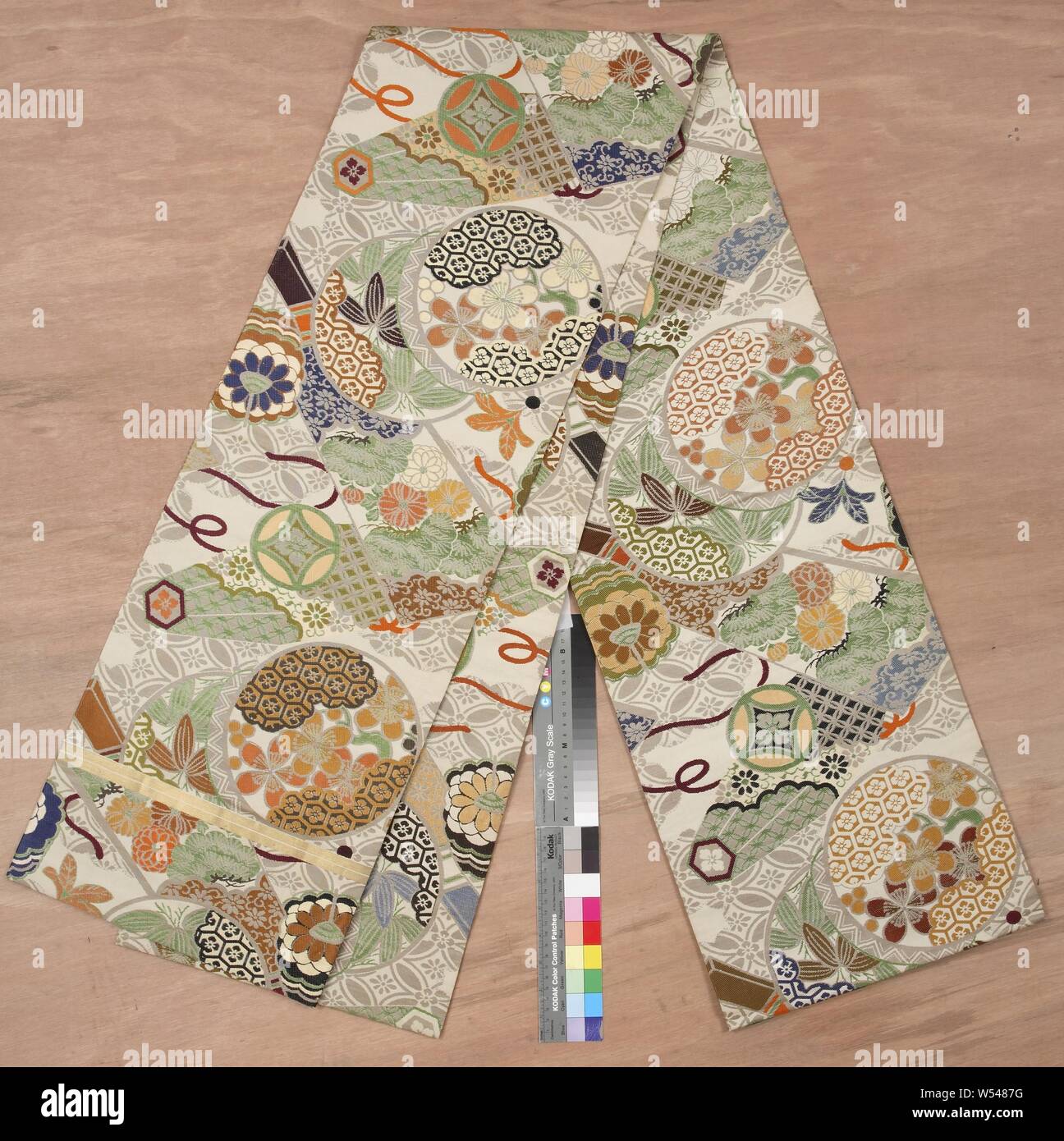 Frauen maru Obi mit geometrischen und pflanzlichen Motiven, Seide Brokat Gürtel für einen formalen Kimono (Maru obi) für eine Frau, die mit einem in voller Länge Ornament der verschiedenen geometrischen Motiven und Kiefer, Chrysantheme, Prunus und anderen floralen Motiven, in den Kreisen und Fan-form Flugzeuge. Creme weiße Seide mit Brocade gewebte Deko (nishiki)., anonym, Japan, C. 1920 - C. 1940, Seide, H 32 cm x L 380 cm Stockfoto