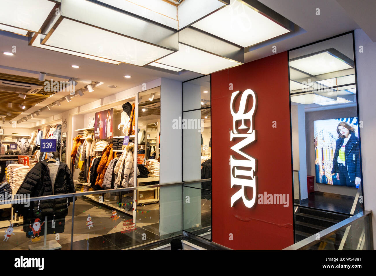 ---- Blick auf eine Semir Store in Shanghai, China, 20. Dezember 2018. Chinesische textilhändler Semi Kleidungsstück plant ein Joint Venture mit Kidiliz Gruppe Stockfoto