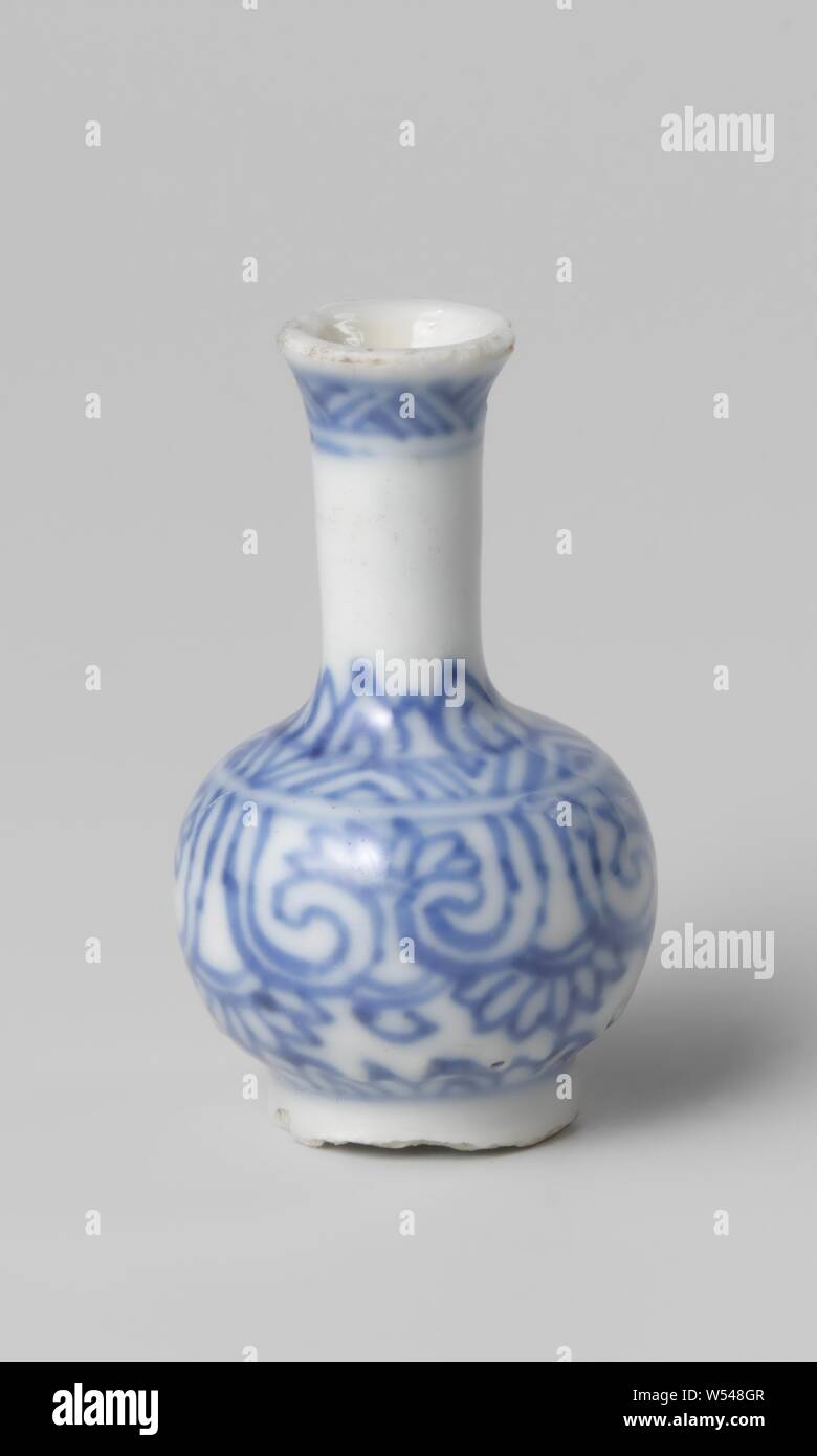 Miniatur Flasche Vase mit Lotus Schriftrollen, Miniatur Flasche-förmige Porzellan Vase mit einem kugelförmigen Körper und langen, schmalen Hals mit leicht verbreiten Mund, in unterglasur blau lackiert. Lotus Reben auf dem Bauch. Die Schulter mit einem Band mit einem Zick-Zack-Muster und Blattmotiven. Die Grenze mit einem zigag Muster. Blau und Weiß Ornament aus pflanzlichen Formen, anonym, China, c. abgeleitet 1675 - C. 1724, Qing- Dynastie (1644-1912)/Kangxi-Periode (1662-1722)/Yongzheng-Periode (1723-1735), Porzellan (Material), Glasur, Cobalt (Mineral), Verglasung, h 4 cm, d 2,4 cm Stockfoto