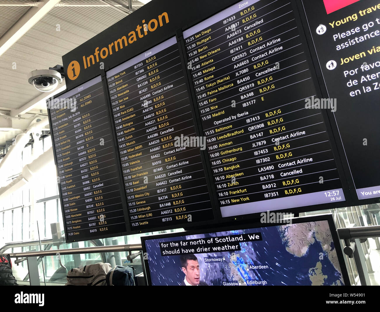 Eine Abfahrt board in Heathrow zeigt viele Fluggesellschaften Passagiere gebeten, sie zu kontaktieren, bevor Sie reisen, mit einigen anderen Diensten annulliert wird. Fluggäste konfrontiert sind Unterbrechungen heute wegen der Hitzewelle und ein technisches Problem mit Air Traffic Control Systems des Vereinigten Königreichs. Stockfoto