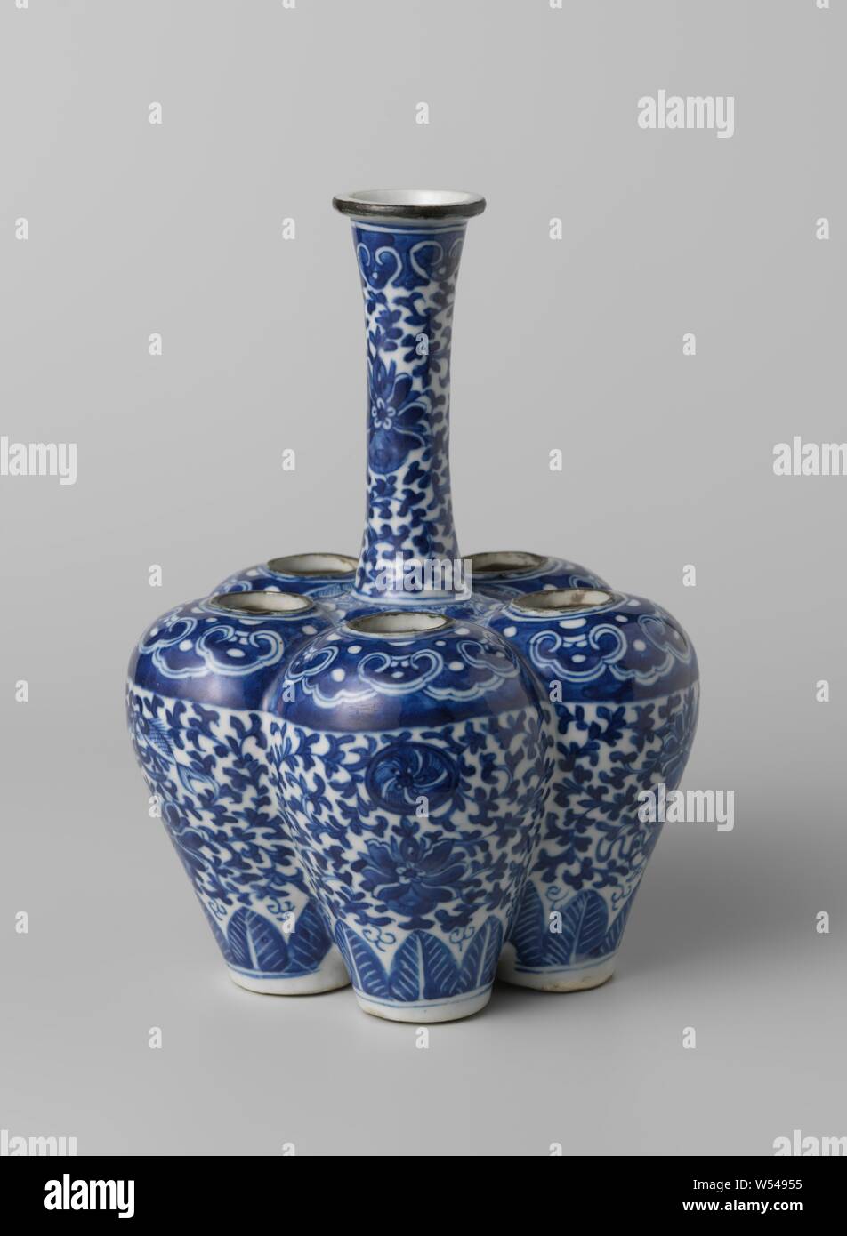 Gelappte Vase mit Blumen Schriftrollen und Glückssymbole, 5-lappig Vase aus Porzellan mit einem langen, schmalen, leicht ausgestellten Hals, in unterglasur blau lackiert. Eine Öffnung an der Oberseite in jedem der fünf Beulen. Die Körper und Hals mit Blume Reben, auf jede Beule zwei glückliche Symbole (Fisch, Lotus, Sonnenschirm, unendlicher Knoten, Chakra). Die Unterseite des Körpers mit einer Band mit Blattmotiven. Auf der Schulter und am Rand eine Band mit ruyi Motive. Blau und Weiß., anonym, China, C. 1850 - C. 1899, Qing- Dynastie (1644-1912)/Guangxu-Periode (1875-1908), Porzellan (Material), Glasur, Cobalt (Mineral), Verglasung Stockfoto