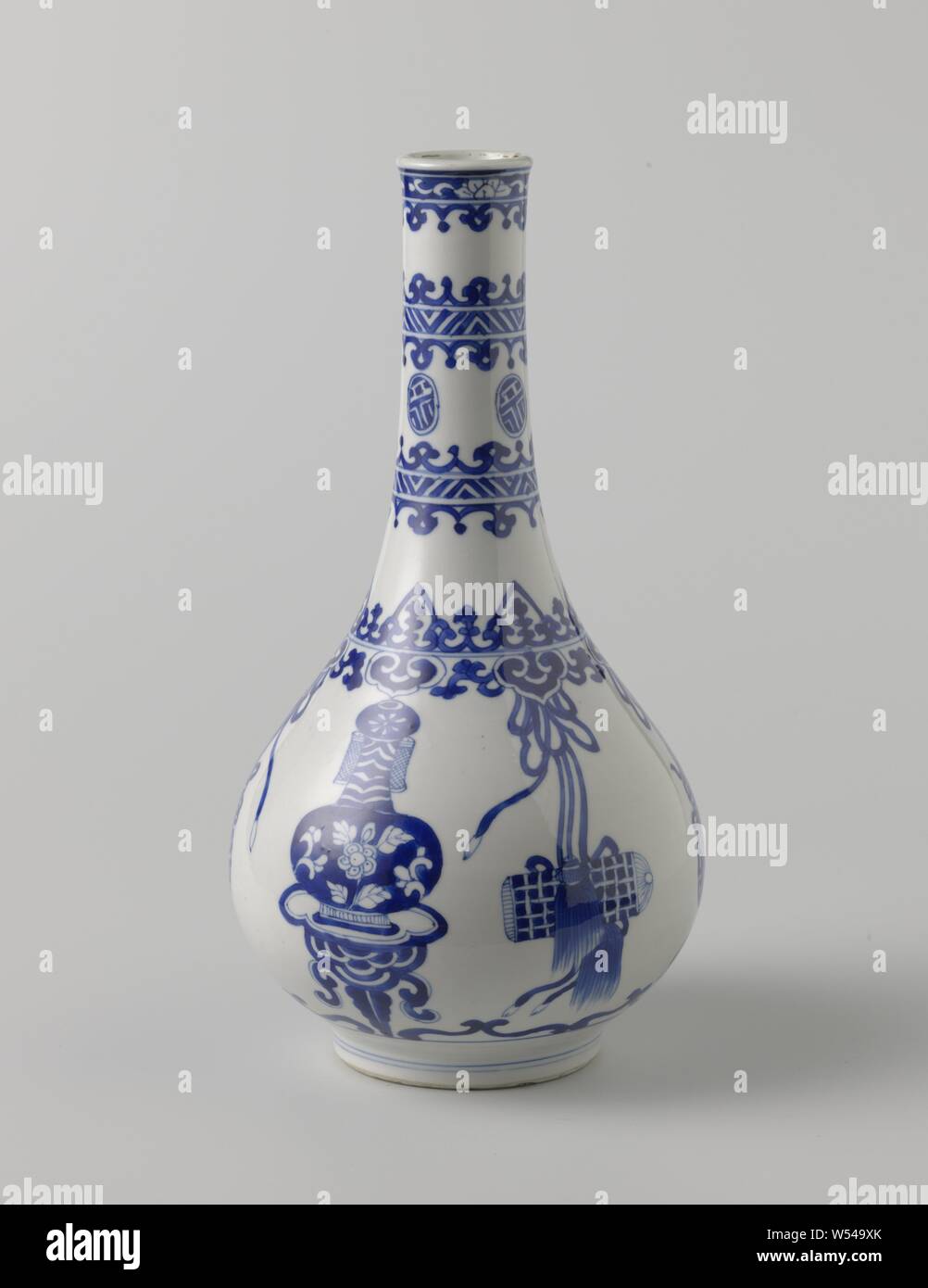 Pear-shaped Flasche Vase mit auspicious Objekte, Flasche-förmige Porzellan Vase mit Birnenförmiger Körper, in unterglasur blau lackiert. Sechs glücklichen Symbole auf den Körper (Blättern, Vase, Knoten) mit Seilen mit Quasten endet in einem ruyi Motiv, auf die Schulter und Nacken Bands mit dekorativen Mustern mit Locken und geometrischen Motiven, am Rande einer Band mit Lotus Reben. Blau und Weiß., armorial Lager, Heraldik, Kurfürst von der Pfalz Karel Lodewijk, anonym, China, C. 1680 - C. 1720, Qing- Dynastie (1644-1912)/Kangxi-Periode (1662-1722), Porzellan (Material), Glasur, Cobalt (Mineral), Verglasung, h 29,5 Stockfoto