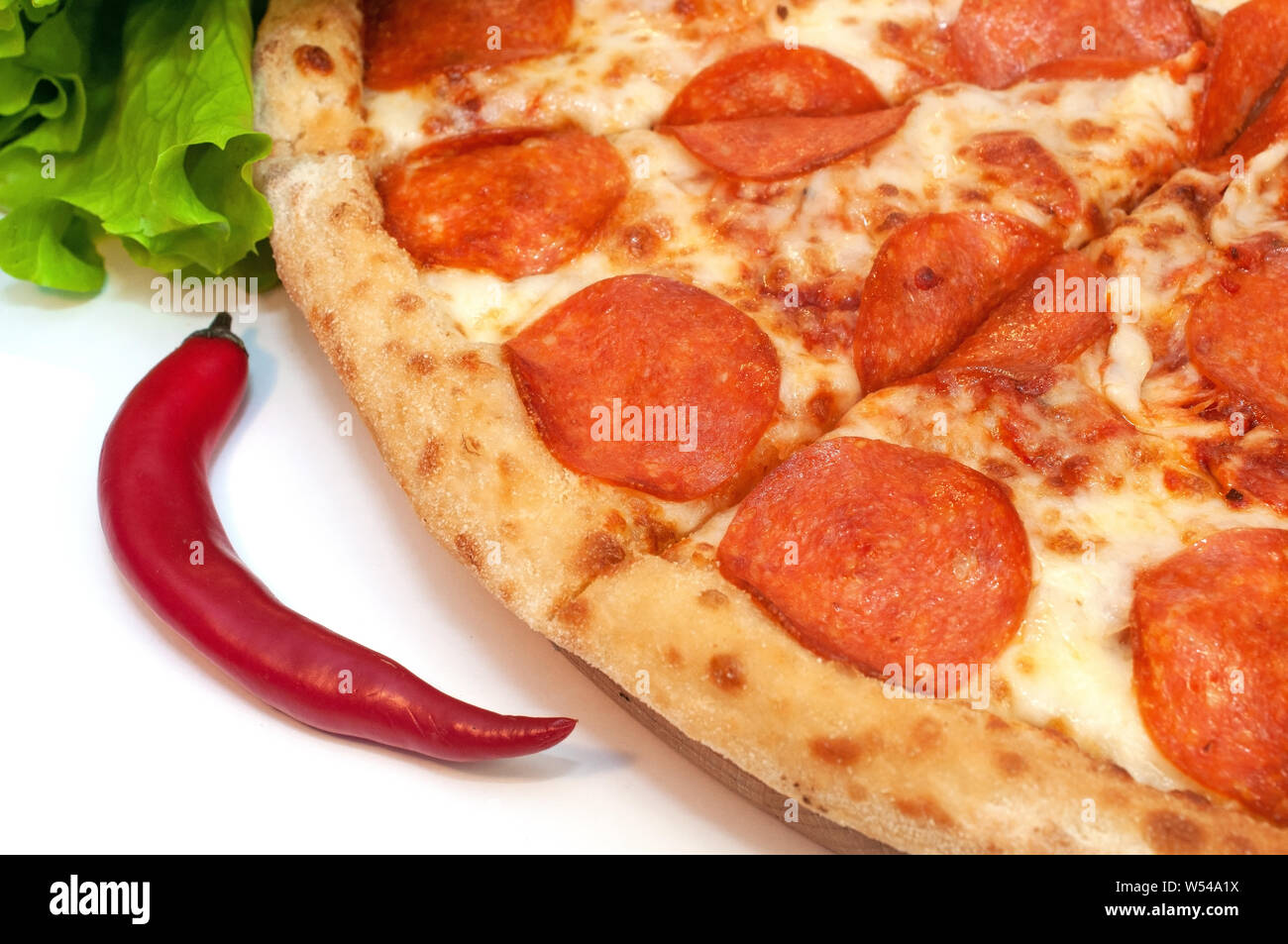 Pepperoni Pizza mit würzigen Wurst und Käse Stockfoto