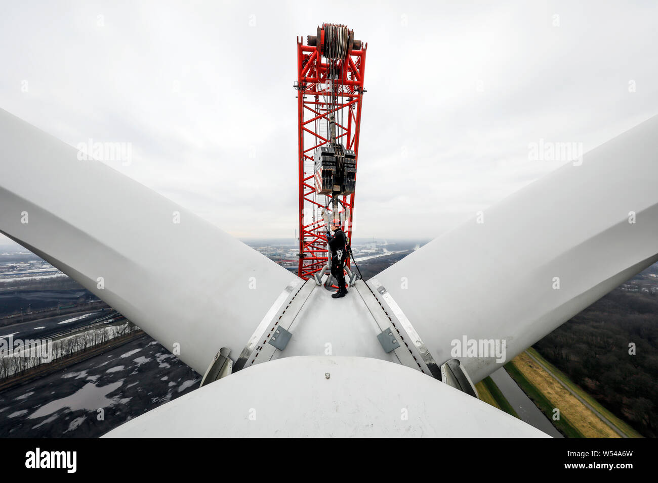 Bottrop, Ruhrgebiet, Nordrhein-Westfalen, Deutschland - Montage einer Windkraftanlage, einem Assembler für Windkraftanlagen arbeitet an der Versammlung der Stockfoto
