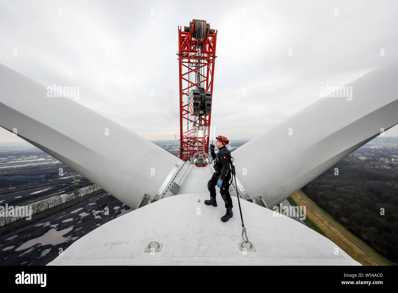 Bottrop, Ruhrgebiet, Nordrhein-Westfalen, Deutschland - Montage einer Windkraftanlage, einem Assembler für Windkraftanlagen arbeitet an der Versammlung der Stockfoto