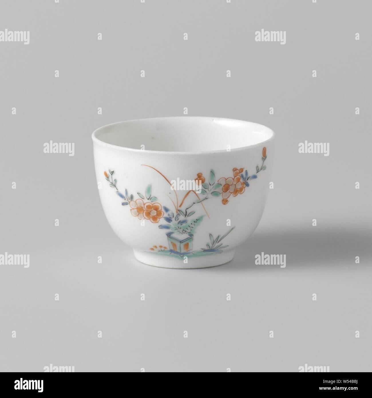 Tasse mit Blüte Filialen, rund Porzellan Schale auf die Glasur in Blau, Rot, Grün, Schwarz und Gold, mit blühenden Zweigen in zwei quadratische Pflanzmaschinen gemalt. Kakiemon Stil., anonym, Japan, C. 1670 - C. 1700, Edo-Periode (1600-1868), Porzellan (Material), Glasur, Verglasung, h 4,7 cm h 4,1 cm, d 6,1 cm d 3,3 cm h 2,1 cm, d 11,1 cm, d 6,3 cm Stockfoto