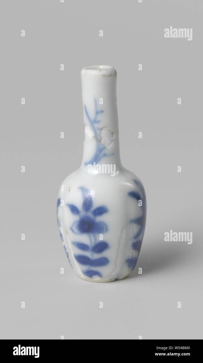 Miniatur Flasche Vase mit blühenden Pflanzen, Miniatur 6-gelappten, Flasche-förmige Porzellan Vase, in unterglasur blau lackiert. Sechs blühende Pflanzen an der Wand. Der Hals mit Zweigen. Blau und Weiß Ornament aus pflanzlichen Formen, anonym, China, c. abgeleitet 1675 - C. 1724, Qing- Dynastie (1644-1912)/Kangxi-Periode (1662-1722)/Yongzheng-Periode (1723-1735), Porzellan (Material), Glasur, Cobalt (Mineral), Malerei, h 4,8 cm d2 cm Stockfoto