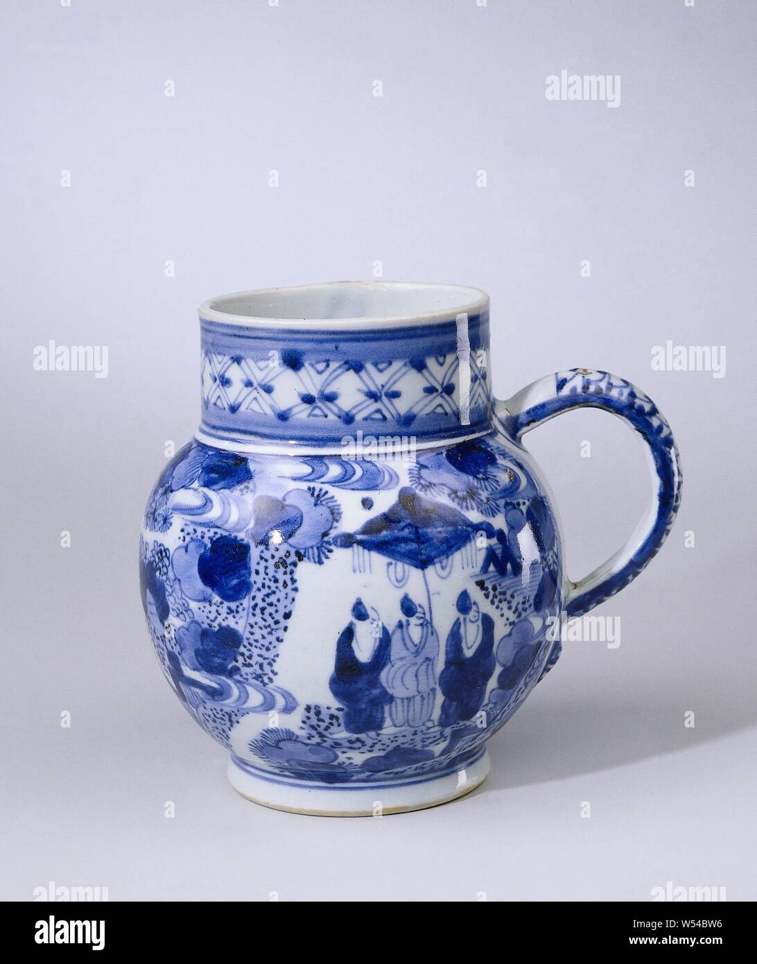 Mit Zahlen unter einem Sonnenschirm in einer Landschaft Tankard, Bierkrug aus Porzellan, mit einem kugelförmigen Körper und einen C-förmigen Ohr. Auf dem Bauch eine kontinuierliche Landschaft mit zwei Paare von Zahlen mit einem Ventilator, mit drei Zahlen unter einem Dach mit blühenden Pflanzen und Felsen. Die Grenze mit einem breiten Band der Serviette. Auf dem Ohr ein dekoratives Muster, eine Bohrung an der Oberseite des Ohr für ein fehlender Frame. Die Dekoration ist auf dem chinesischen Übergangszeit Porzellan. Blau Weiß., anonym, Japan, C. 1660 - C. 1680, Edo-Periode (1600-1868), Porzellan (Material), Glasur, Kobalt (Mineral Stockfoto