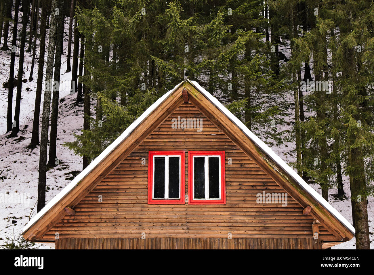 Das rote Fenster von einer Berghütte Stockfoto