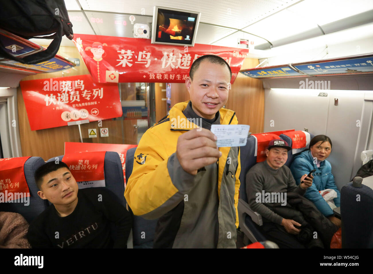 Eine chinesische Kurier zeigt seine Fahrkarte im Zug zurück nach Hause für die bevorstehende chinesische Mondjahr oder Frühlingsfest an der Shanghai Hongqiao Bahnhof St Stockfoto