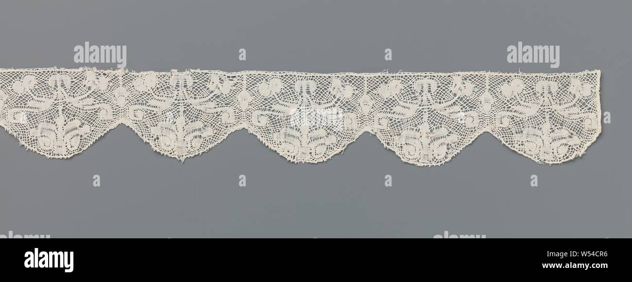 Streifen von klöppelspitze mit palmetal Blume in Jakobsmuscheln, Streifen von natürlichen Farben Klöppelspitze: Antwerpen Spitze. In der halbrunden Jakobsmuscheln ist eine sich wiederholende und symmetrischen Motiv eines palmetal Blume, die unten von einer geraden Kante hängt an einem geraden Stamm. Auf dem Stamm sind zwei Paare von nach der Seite gerichteten Blätter, einschließlich Spiralgehäuse verlässt. Die Motive sind in Leinen. Die Motive werden von einem mehr oder weniger rautenförmigen Gitter verbunden. Zum oberen Rand des Streifens ist gerade fertig. Die Jakobsmuscheln mit picots beendet., anonym, Vlaanderen, C. 1600 - C. 1649, Leinen (Material), Antwerpen Spitze, l 60 cm × w 6 cm Stockfoto