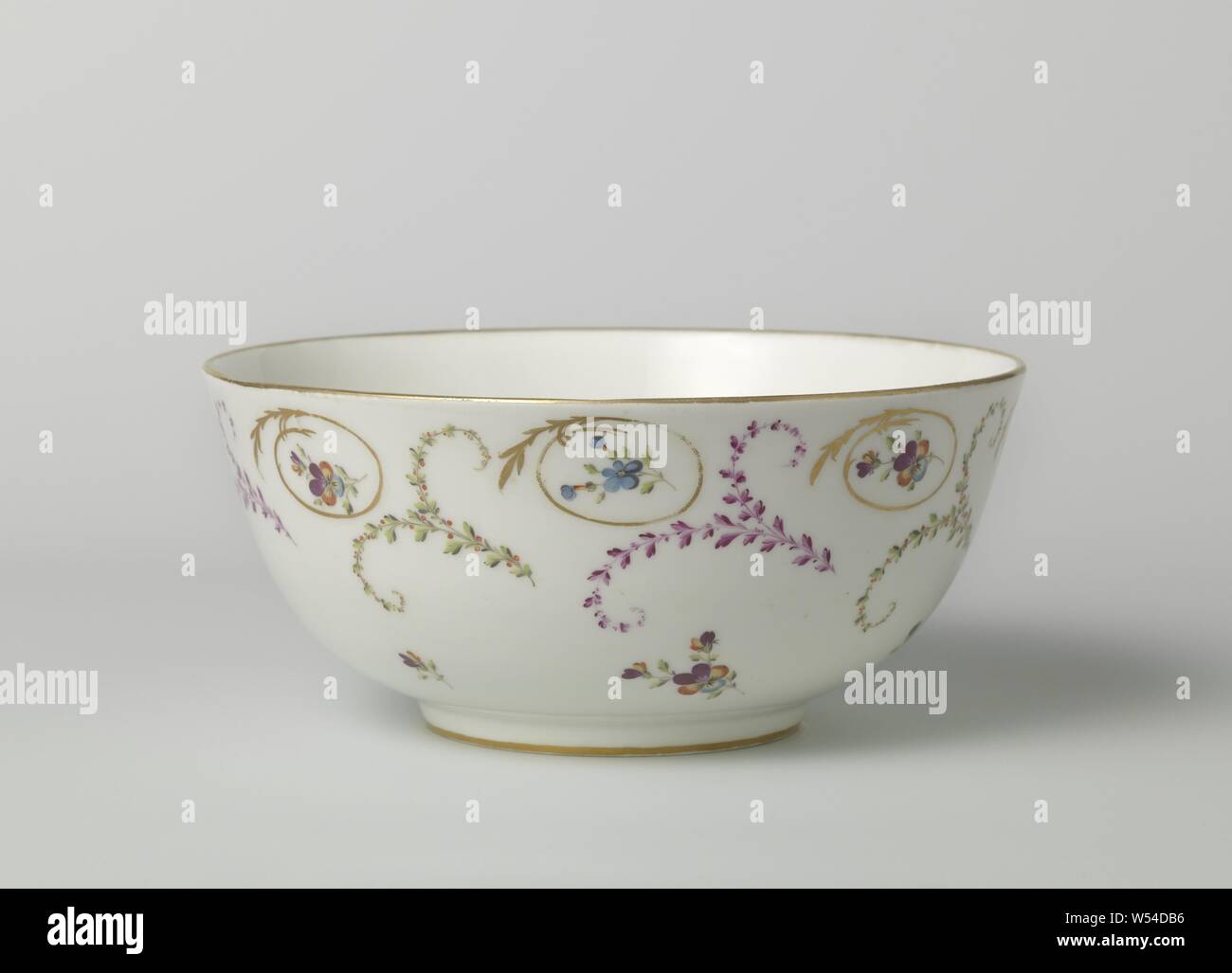 Waschbecken Schüssel, bemalt mit Blatt Reben und Voluten, innerhalb dessen eine Blume, Spülbecken Schüssel mehrfarbig mit Blatt Reben und Voluten, innerhalb dessen eine Blume. Markiert: Amstel in Blau unter der Glasur., Porceleinfabriek aan Höhle Amstel, Ouder-Amstel, 1784-1809, Porzellan (Material), h 9,5 cm x T 21,3 cm Stockfoto