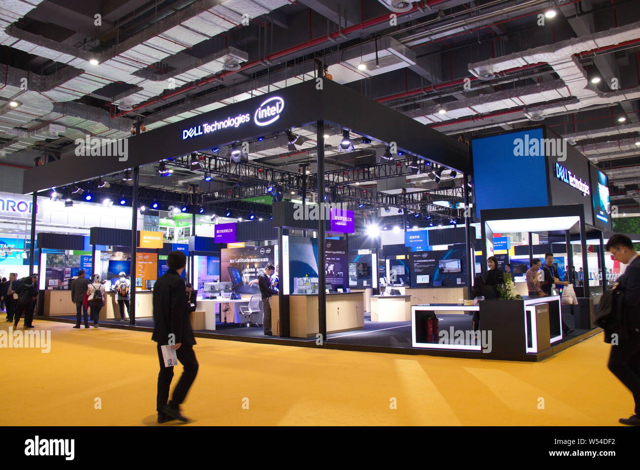 ---- Leute besuchen Sie den Stand von Dell Technologien während der ersten China International Import Expo (CIIE) in Shanghai, China, 7. November 2018. Ali Stockfoto