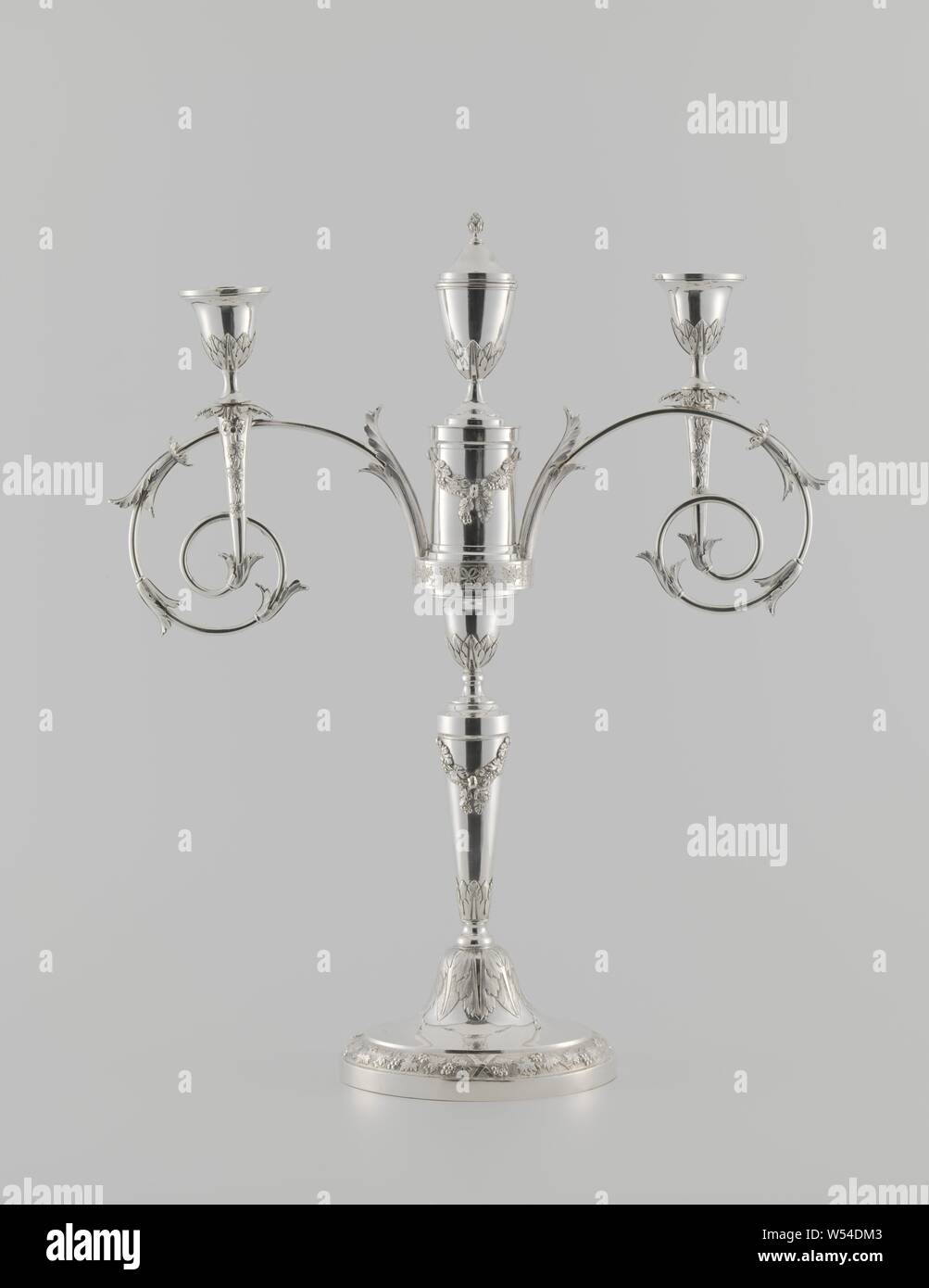 Leuchter aus Silber, Leuchter mit Sockel bestehend aus 5 Teilen und einem bobèche. Gekennzeichnet und datiert, Laub, Ranken, Niederlassungen, Ornament, Francois Marcus Simons, Den Haag, 1803, silber (Metall), Gründung, h 28,7 cm x W 11,3 cm l 16,3 Gr × w 498.0 Stockfoto