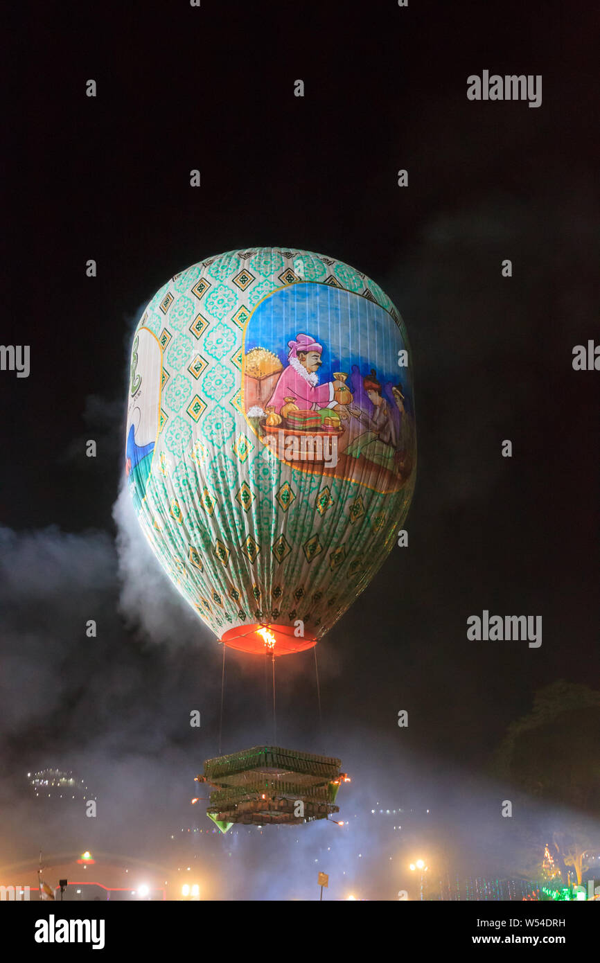 Taunngyi, Myanmar, 23. November 2018 - Der Hot Air Balloon Festival in Shanghai ist ein 4-Tages Festival feierte jährlich im November. Zehntausende Stockfoto