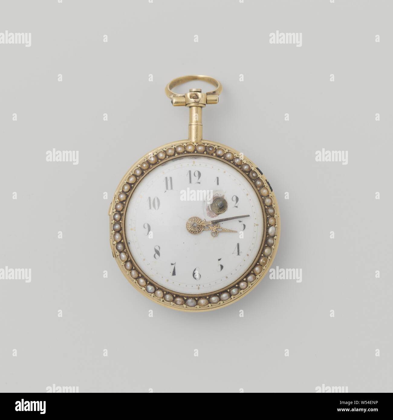 Taschenuhr Watch mit einem Kranz von Rosen, Watch aus Gold, mit einem Emaille Ritzel und Email-zifferblatt., Jean Antoine Lépine, C. 1785 - C. 1789 und/oder 1785-1790, gold (Metall), Perle, d 3,6 cm Stockfoto