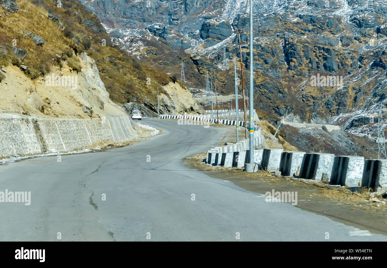 Arunachal Frontier Landstraße oder Mago Thingbu Vijaynagar Indien und China Internationale Grenze Highway, Wartung von Bro, eine geplante grenzüberschreitende Autobahn in Indien Stockfoto