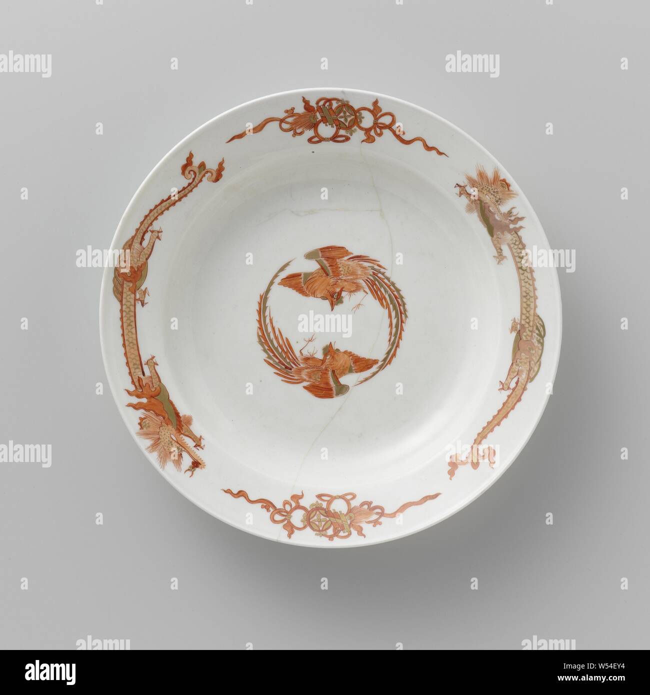 Suppenteller aus dem Roten Drachen Service, Rund tiefen Teller aus Porzellan, in Rot und Gold bemalt. Zwei phoenixes, die einen Kreis bilden, sind auf dem flachen gemalt. Zwei Drachen und zwei chinesische Symbole, die mit Bögen sind an der Grenze gemalt. Das Zeichen ist markiert., Meissener Porzellan Manufaktur, Meissen, C. 1730, Porzellan (Material), h 4,1 cm x T 23,5 cm Stockfoto