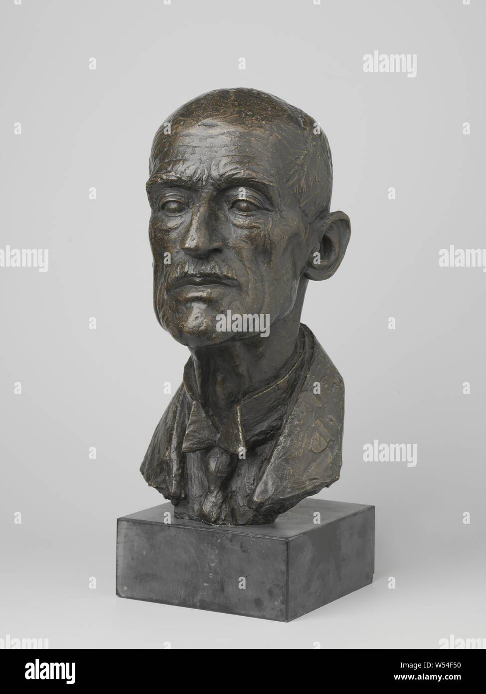 Büste von Dr. med. A. in der Grube (1860-1944), Direktor des Ned. Museum für Geschichte und Kunst, Corinne Franzen-Heslenfeld, C. 1925 - C. 1975, bronze (Metall), h 38 cm x H 46 cm x W 20 cm x d 25 cm × w 14,9 kg Stockfoto