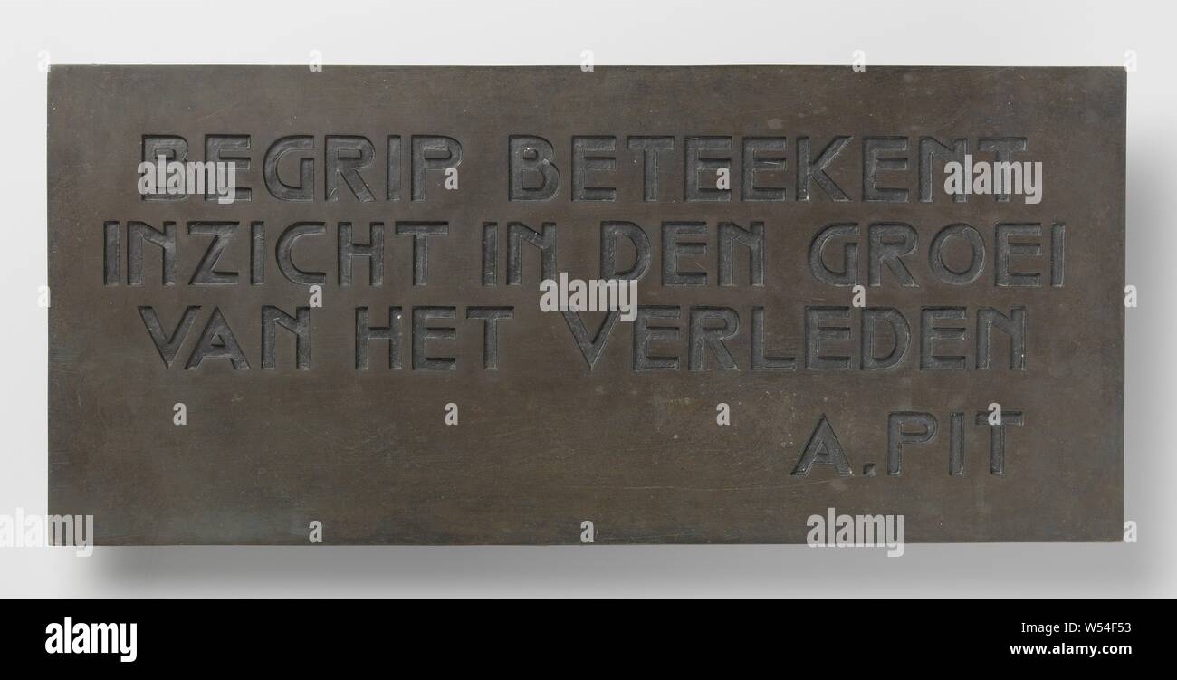 Platte mit der Büste von Dr. A. Grube (1860-1944), Direktor des Ned verbunden. Museum für Geschichte und Kunst, Platte, die zu der Büste von Dr. A. Grube (1860-1944), Direktor des Ned. Museum für Geschichte und Kunst der Text auf der Platte lautet: Verstehen heißt Einblick in das Wachstum der Vergangenheit A. Grube., C. 1925 - C. 1975, bronze (Metall), h 22,5 cm x W 50,5 cm x d 4 cm × w 5 kg Stockfoto