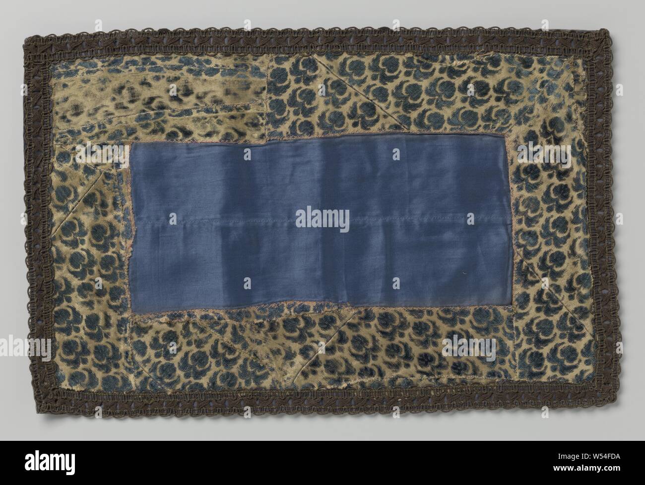 Satin Wolldecke mit gemeißelten Samt, eine Wolldecke, um der 15 Fragmente aus Seide, mit einem Muster von blue Palmetten auf beige satin Boden gut gemacht. Das Zentrum des Kleides, sowie Futter, ist Blau Satin. Umsäumt von braun getönten Gold galon. Hinweis: Besteht aus galon: 2,3 cm, samt Grenze 15 Fragmente, Satin (mittleres Feld), Italien, 1500-1600, Seide, Samt (gewebewebart), ciselé Samt, Satin, Baumwolle (Textil), h 29,8 cm x W 45,8 cm h 4,5 cm × 2,5 cm w Stockfoto