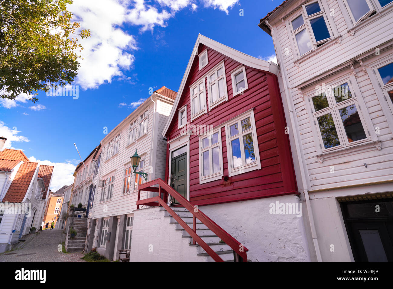 Traditionelle alte Holzhäuser auf einem Hügel im alten Teil der Stadt Bergen, Norwegen Stockfoto