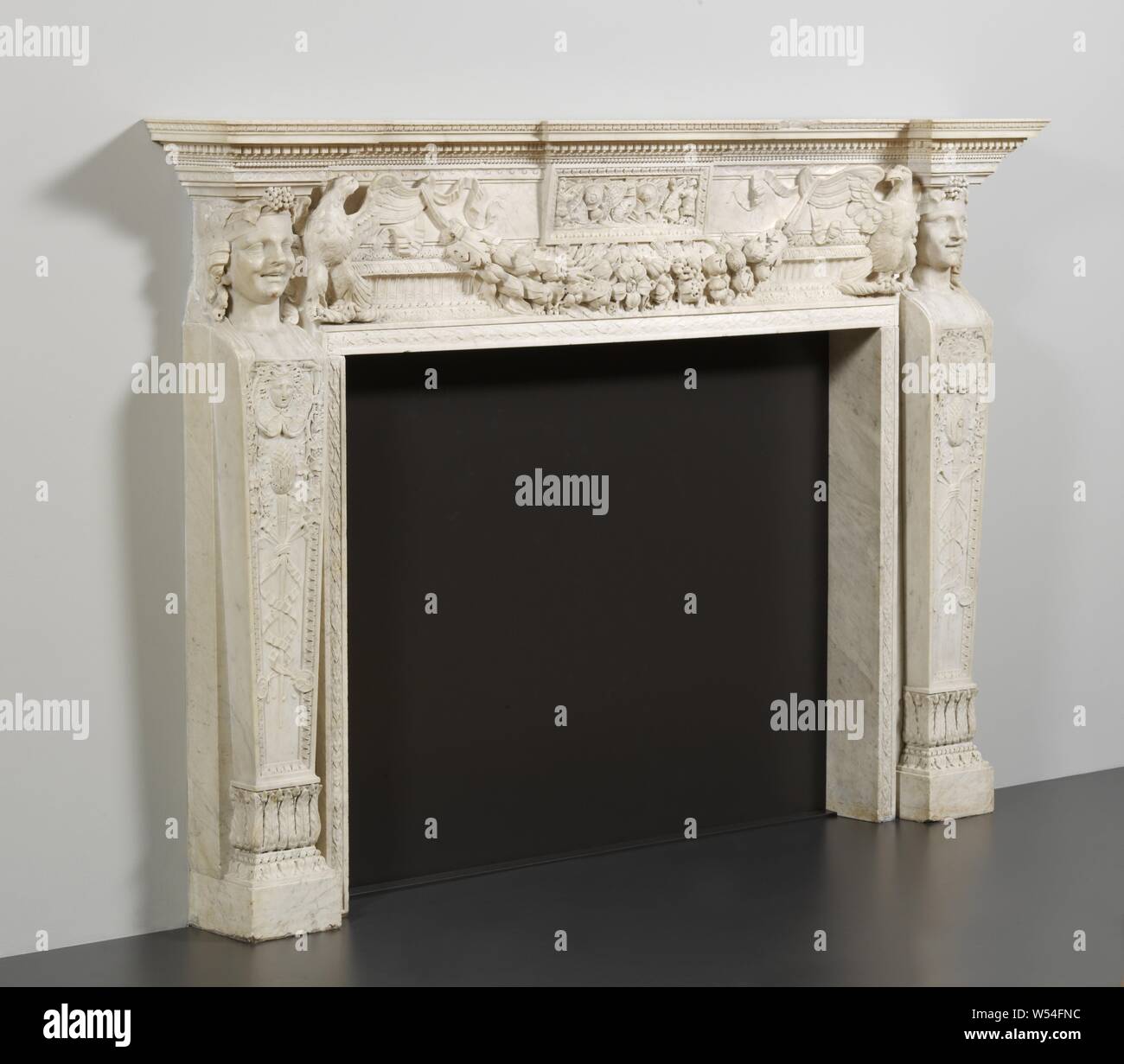 Chimneypiece Chimneypiece Kaminsims, skulpturelle Sims. Das Ganze besteht aus vier Elementen, die beiden Stile, die in der Form von Hermes mit ihren Satyr Köpfe und thyrs Personal, die horizontale Verbindungsstück von Frieze und Architrav und eine Abdeckplatte, Maske, mascaron, Ornament, Girlande, Girlande, Pavilion Welgelegen, Giovanni Battista Piranesi, Rom, 1761-1769, Marmor (Rock), h 133 cm x W 193 cm × w524kg Stockfoto