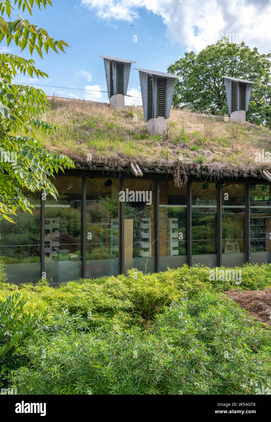 Zentrum für das Verständnis der Umwelt (CUE) ein eco Gebäude mit hutzen auf dem Dach, eine passive Belüftung zu integrieren. Durch Architype. Stockfoto