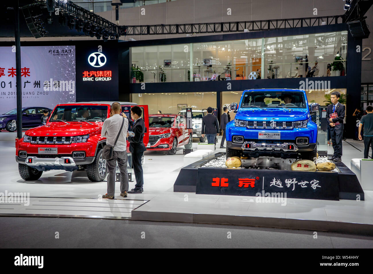---- Leute besuchen Sie den Stand von Beijing Automotive Industry Corp (BAIC) während des 16. China (Guangzhou) Internationale Automobil Ausstellung, auch Stockfoto