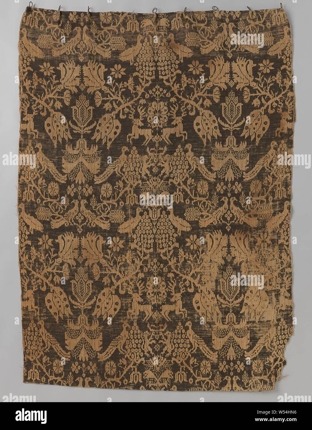 Bett Vorhang aus 'Beiderwand" Stoff in Schwarz und Weiß, Bett Vorhang aus so genannten "Beiderwand" Stoff. Die schwarz-weißen Muster ist unendlich und symmetrisch auf der senkrechten Achse. Die Zeichnung besteht aus Vögel, Hirsche, Palmetten, Nelken, Tulpen und Trauben. Die Textur ist ein Doppeltes Gewebe, so dass auf der einen Seite die Muster weiß auf schwarz und auf der anderen Seite schwarz auf weiß ist. Der Vorhang ist aus Wolle und Leinen, Oost-Friesland, 1650-1700, Wolle, Leinen (Material), h 192 cm x W102 cm Stockfoto