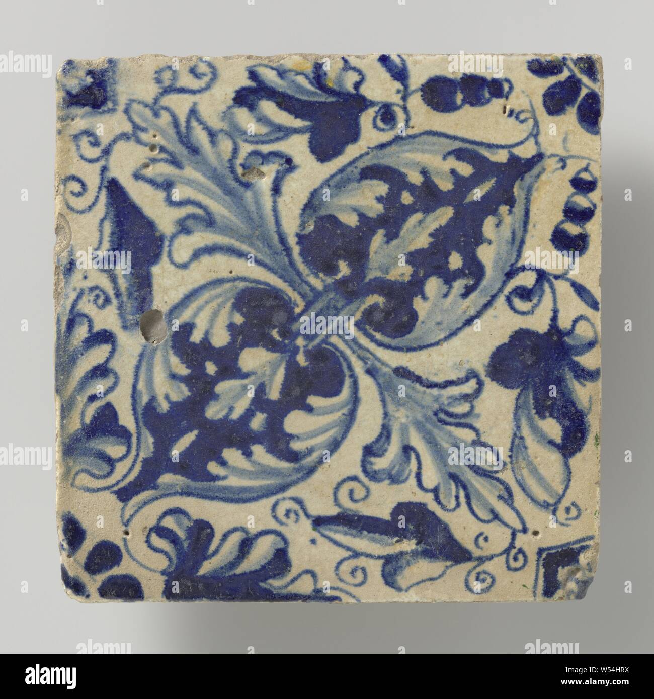 Fliese, Fliese mit blau lackierten Blatt Muster von Eichenlaub, diagonal., anonym, Niederlande, 1615 - 1625, Steingut, Zinn Glasur, h 13,5 cm x W 13,5 cm x T 1,7 cm Stockfoto