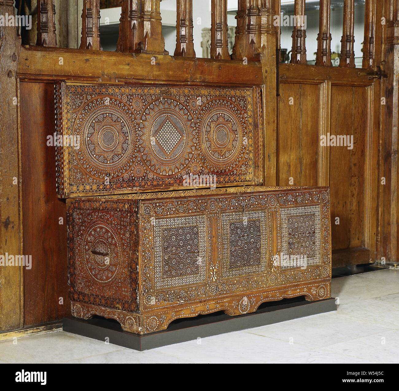 Sarg in certosina Technologie, dekoriert mit Ohren aus Ebenholz und Elfenbein, dekoriert mit Intarsien von Hinweis- und Ebenholz und andere Arten von Holz und Elfenbein. Die Vorderseite ist in drei versunkene Panels, die ein Netzwerk haben, geformt und durch Sterne umgeben. Die mittleren Säulen mit Pfauenfedern in Vasen stilisiert. Die Säulen, Fensterbänke und der Sockel sind mit Stern Motiven dekoriert und die Seiten haben sich konzentrische Kreise mit Halbkreisen und Star Punkte gefüllt. Die Basis ist die doppelte Klammer geformte, Ornament, geometrischen Motiven auf der Unterseite, anonym, Venedig, 1500, Holz (Pflanzen), Walnuss (Hartholz Stockfoto