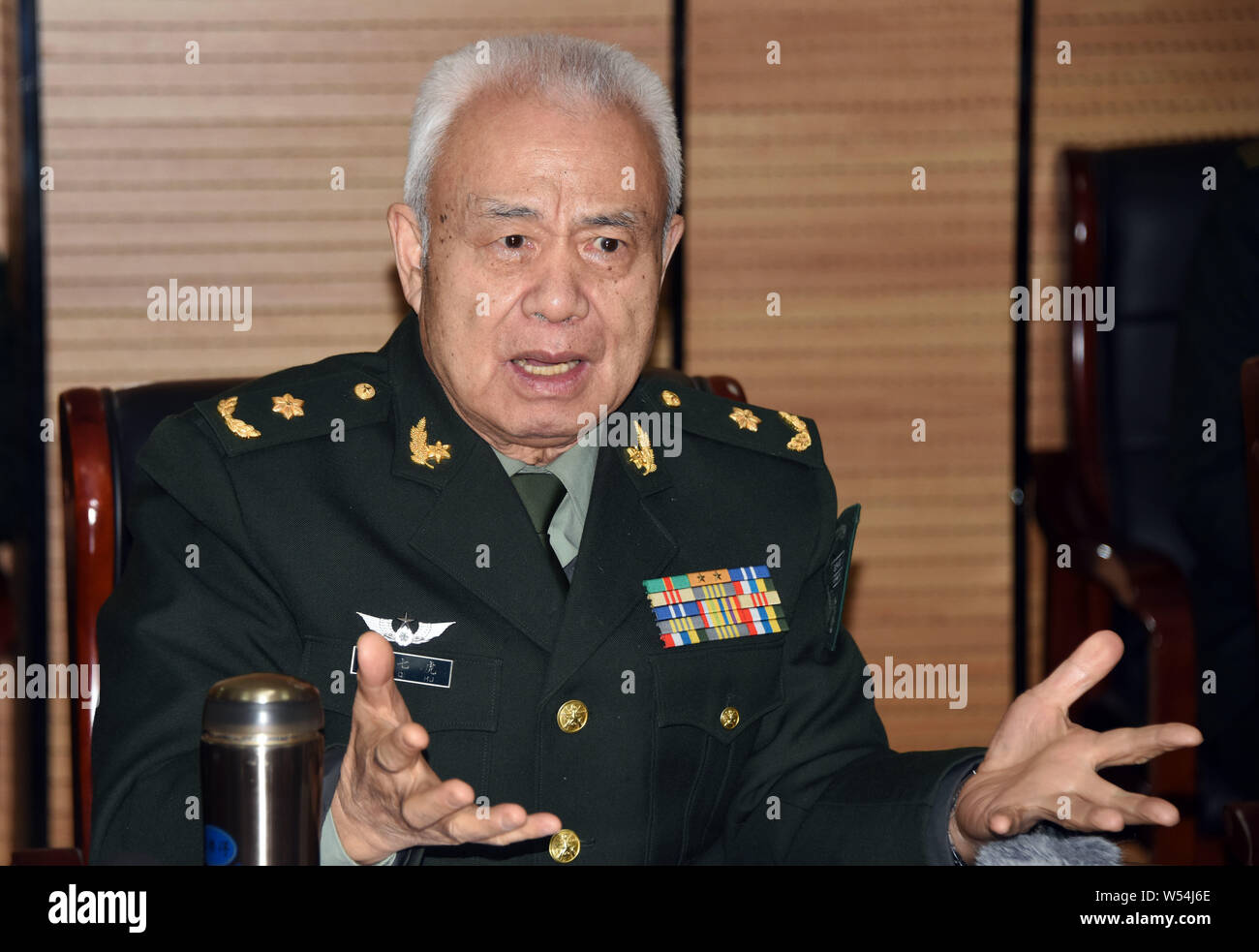 ---- Qian Qihu, Chinesische Verteidigung engineering Expert, militärische engineering Experte und Erzieher, erhält ein Interview an der PLA Armee Engineering Uni Stockfoto