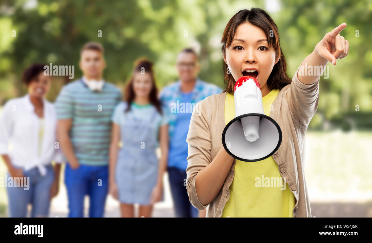 Asiatische Frau sprechen mit Megaphon Stockfoto