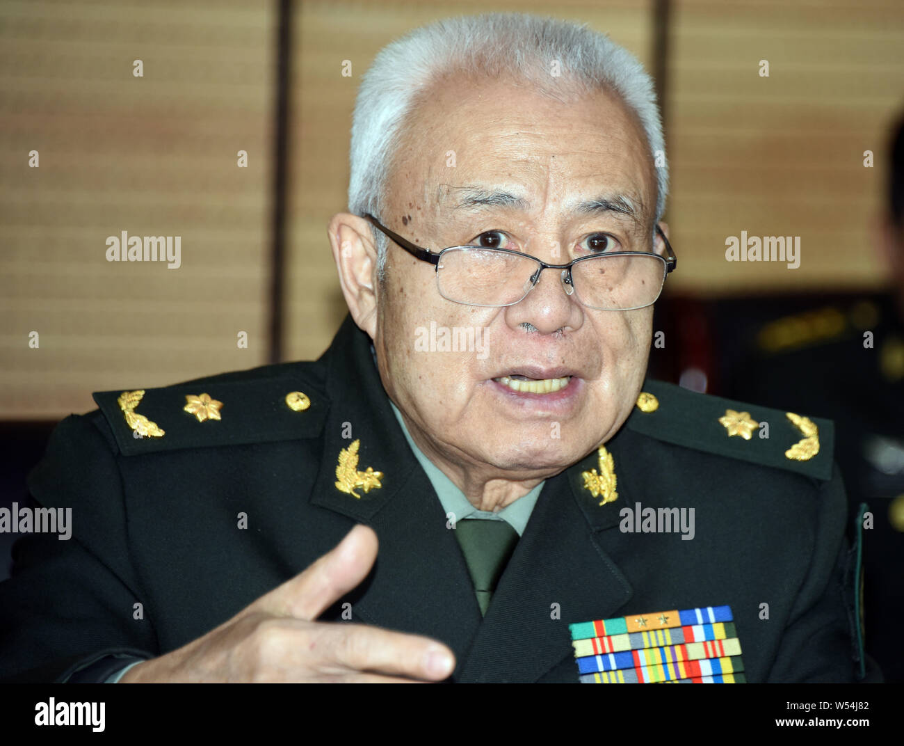 ---- Qian Qihu, Chinesische Verteidigung engineering Expert, militärische engineering Experte und Erzieher, erhält ein Interview an der PLA Armee Engineering Uni Stockfoto