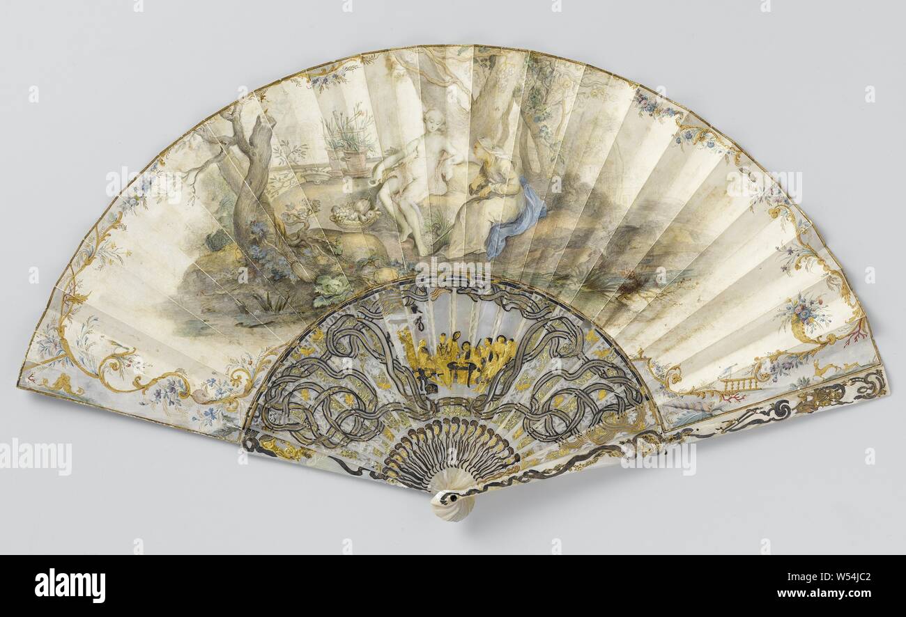 Folding Fan mit Blatt, auf dem Aquarell von Vertumnus und Pomona, auf einem geschnitzten und silber-gold und vergoldeten Rahmen aus Perlmutt, auf einem geschnitzten und Blatt silber und gold rahmen mit Perlmutt. 22 zusammenhängenden Beine, ausgeschnitten und Ajour gearbeitet. Das Pergament Blatt ist mit Aquarellfarben gemalt. In seinem 'Metamorphoses' (XIV: 623-771) Ovid erzählt die unzähligen Formen, die die Gott Vertumnus hatte zu nehmen, bevor er über die Nymphe Pomona gewinnen konnte. Erst nach hatte er ein Plädoyer für die Liebe in der Form von einer alten Frau gemacht und dann die Form eines jungen Mann tat Pomona geworden sein. Stockfoto