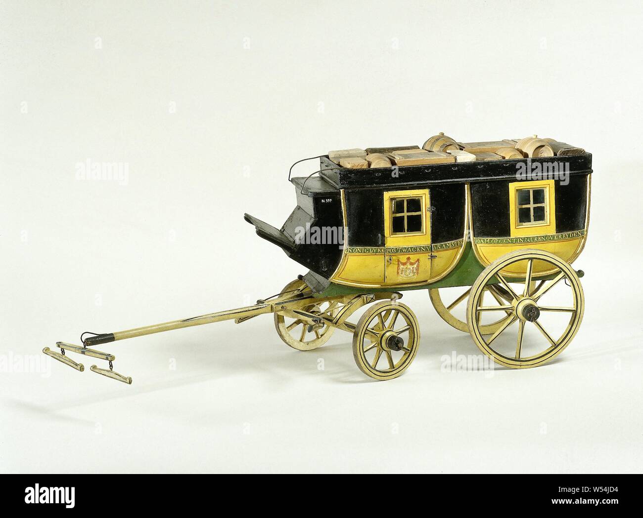 Modell der Amsterdam-Ghent mail Trolley, Modell eines Holz- mail Transportwagen mit der Inschrift: 'Royal Post van von Amsterdam nach Gent in 24 Stunden über der Fahrt'. Mit post Autos, platziert auf der Oberseite des Modells, Fässer, Koffer etc., Gent, Amsterdam, anonym, Nördliche Niederlande, 1800 - 1850, Holz (Pflanzen), Eisen (Metall), h 38,5 cm x W 31,5 cm x T 55,0 cm B 24,5 cm x T 39,0 cm Stockfoto