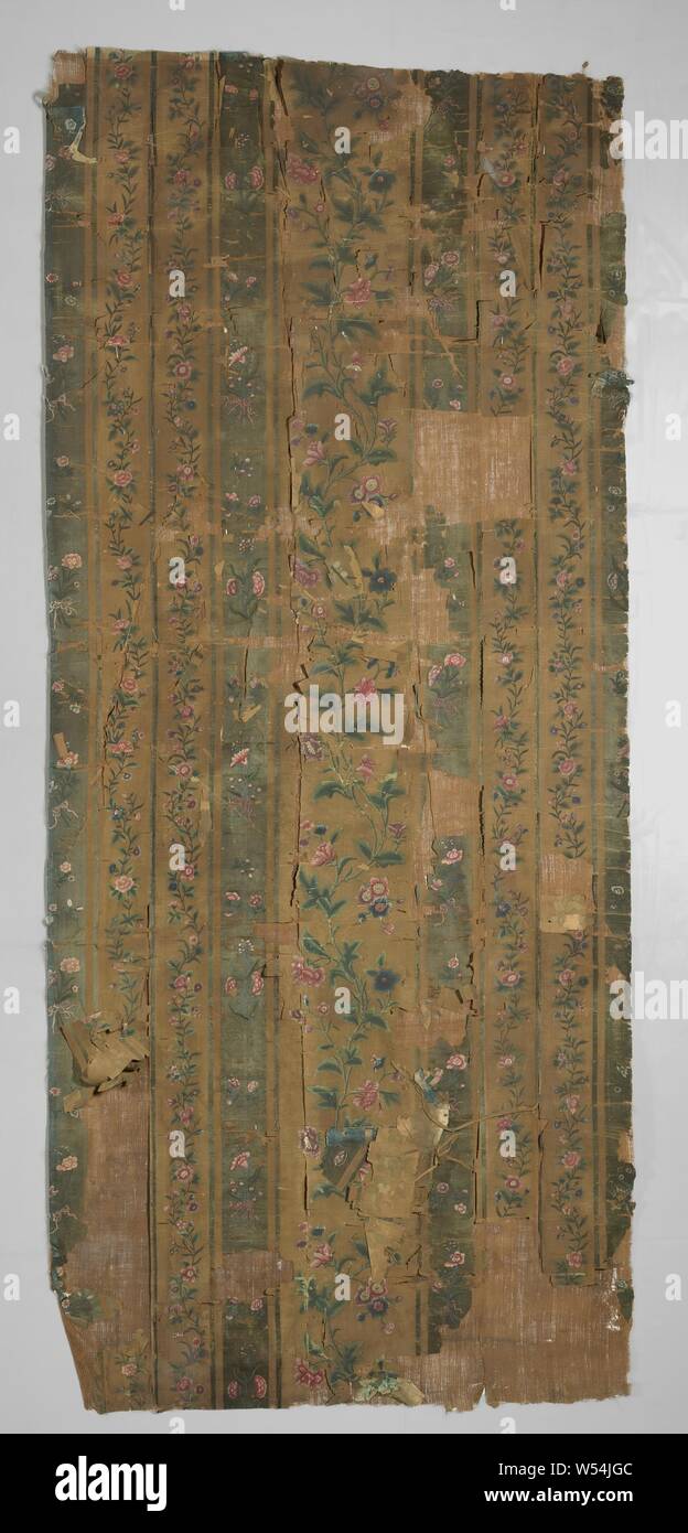 Tapeten, auf Seide mit Streifen bemalt, gebundene Sträuße, mit Losen Blumen und aufrechten Schlank mit Blätter und Blumen Variationen durchsetzt, eine Wand Fach mit Tapete gemalt auf Seide. Die creme-weiße Masse in gerippten verbindliche pro Lane durch zwei grau-blauen Streifen in Satin verbindlich aufgeteilt ist, gliedert sich in eine große zentrale Fahrgastraum und schmaler Seitenfächern. Blau Sträuße werden mit Losen Blumen durchsetzt, eine aufrechte Ast mit Blätter und Blumen Variationen in Rosa, Lila und Blau auf dem mittleren Teil gemalt sind und eine schmalere Zweig mit Blumen an den Seiten. Stockfoto