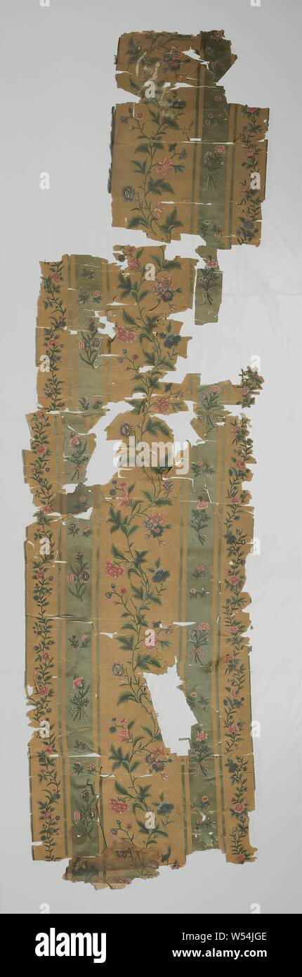 Tapeten, auf Seide mit Streifen bemalt, gebundene Sträuße, mit Losen Blumen und aufrechten Schlank mit Blätter und Blumen Variationen durchsetzt, eine Wand Fach mit Tapete gemalt auf Seide. Die creme-weiße Masse in gerippten verbindliche pro Lane durch zwei grau-blauen Streifen in Satin verbindlich aufgeteilt ist, gliedert sich in eine große zentrale Fahrgastraum und schmaler Seitenfächern. Blau Sträuße werden mit Losen Blumen durchsetzt, eine aufrechte Ast mit Blätter und Blumen Variationen in Rosa, Lila und Blau auf dem mittleren Teil gemalt sind und eine schmalere Zweig mit Blumen an den Seiten. Stockfoto