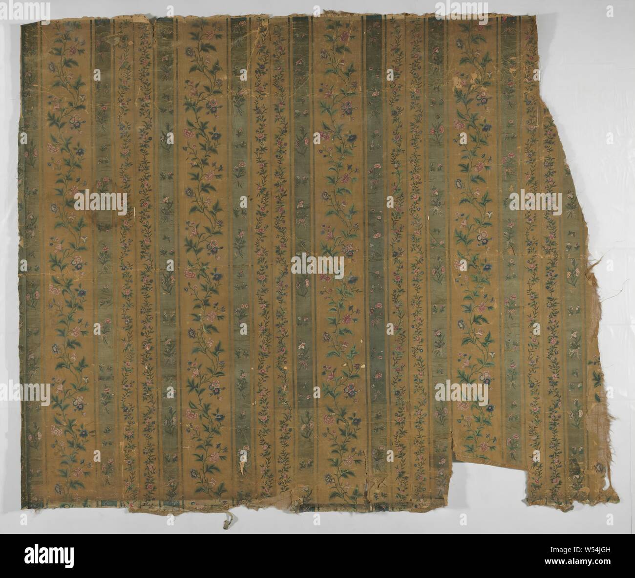 Tapeten, auf Seide mit Streifen bemalt, gebundene Sträuße, mit Losen Blumen und aufrechten Schlank mit Blätter und Blumen Variationen durchsetzt, eine Wand Fach mit Tapete gemalt auf Seide. Die creme-weiße Masse in gerippten verbindliche pro Lane durch zwei grau-blauen Streifen in Satin verbindlich aufgeteilt ist, gliedert sich in eine große zentrale Fahrgastraum und schmaler Seitenfächern. Blau Sträuße werden mit Losen Blumen durchsetzt, eine aufrechte Ast mit Blätter und Blumen Variationen in Rosa, Lila und Blau auf dem mittleren Teil gemalt sind und eine schmalere Zweig mit Blumen an den Seiten. Stockfoto