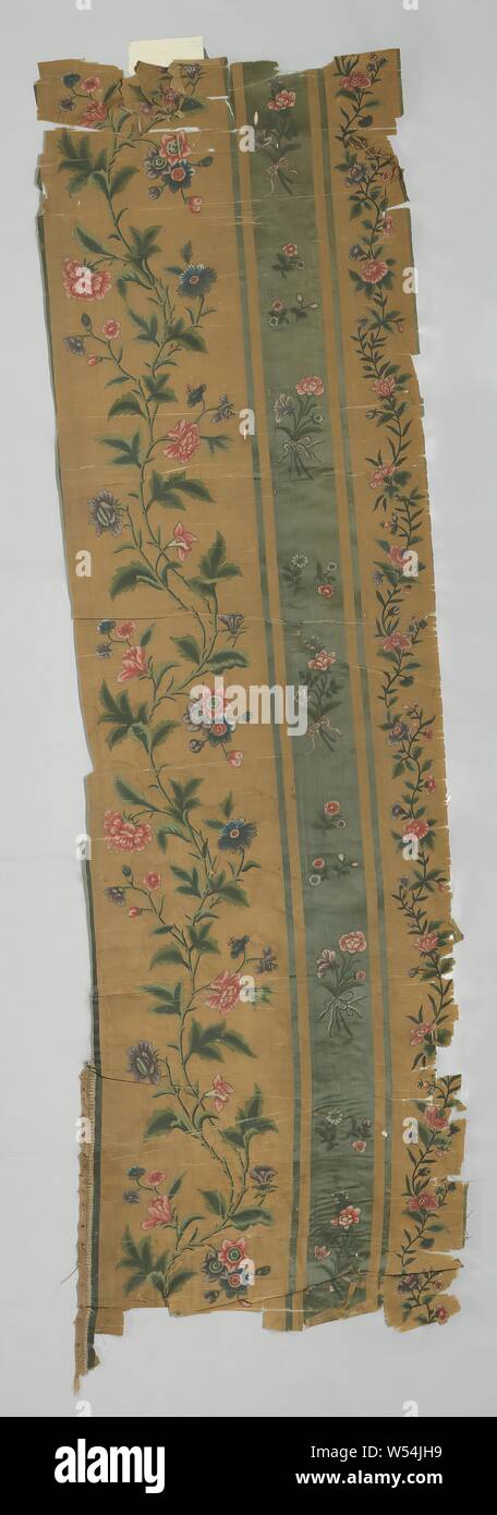 Tapeten, auf Seide mit Streifen bemalt, gebundene Sträuße, mit Losen Blumen und aufrechten Schlank mit Blätter und Blumen Variationen durchsetzt, eine Wand Fach mit Tapete gemalt auf Seide. Die creme-weiße Masse in gerippten verbindliche pro Lane durch zwei grau-blauen Streifen in Satin verbindlich aufgeteilt ist, gliedert sich in eine große zentrale Fahrgastraum und schmaler Seitenfächern. Blau Sträuße werden mit Losen Blumen durchsetzt, eine aufrechte Ast mit Blätter und Blumen Variationen in Rosa, Lila und Blau auf dem mittleren Teil gemalt sind und eine schmalere Zweig mit Blumen an den Seiten., anonym Stockfoto