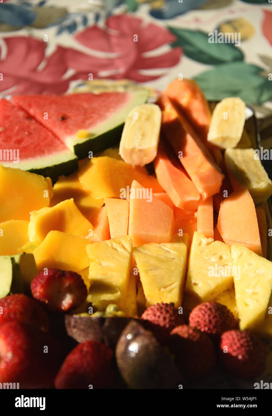 Frühstück auf unserer australischen Daintree inbegriffen dieses köstliche Auswahl an farbenfrohen Früchte und Beeren. Beachten Sie die bunten Tischdecke. Stockfoto