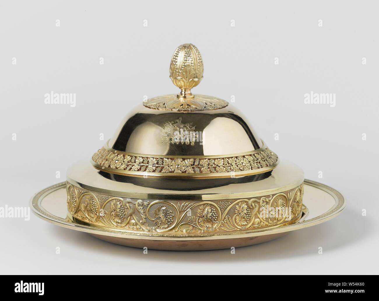 Runder Teller, runde Empire Gericht aus vergoldetem Silber. Mit einer schmalen palm Fransen verziert. Mit Wappen der Potemkin von Waffen eingraviert, Erde (eine der vier Elemente), (Geschichte der) Cybele, Rhea Cybele, große Mutter der Götter (Berecynt (h) ia), Blumen in einer Vase, Schildkröten, Schildkröten, Echsen: lizard, Jean Baptiste Claude Odiot, Paris, C. 1819, silber (Metall), Vergoldung (Material), Vergoldung Stockfoto