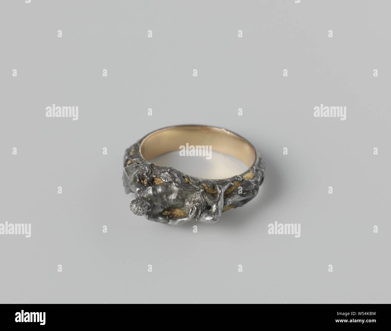 Ring mit einer stützenden Vulcan Ring mit dem Lügen Vulcan, Ring aus Gold mit einem aufgezwungenen Abbildung aus geschwärztem Metall, die Vulkanier., (Geschichte der) Vulcan (hephaistos), anonyme, Italien, C. 1540 - C. 1560, gold (Metall), Metall, d 2,2 cm Stockfoto