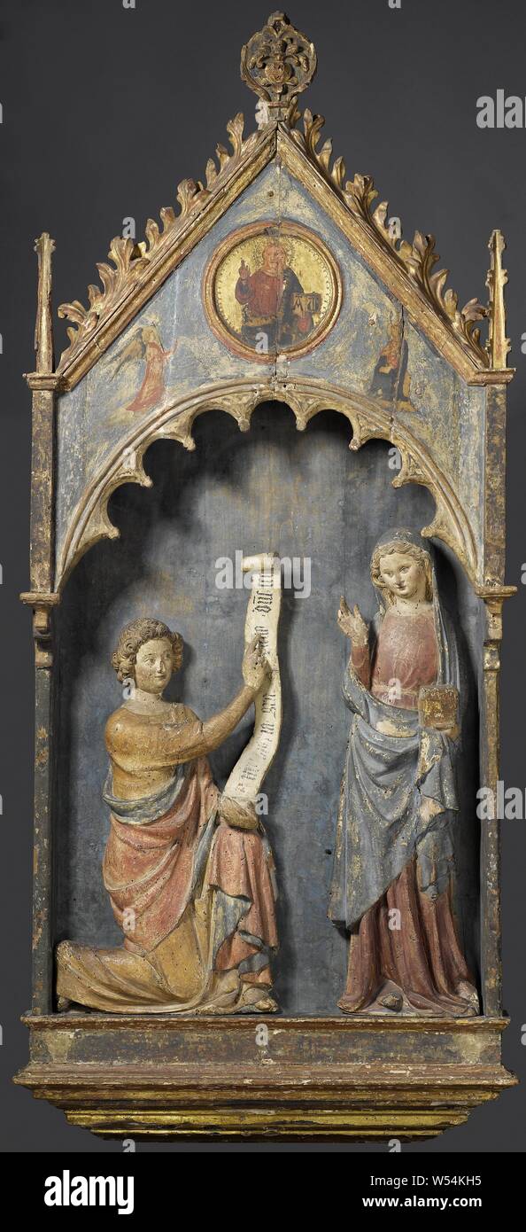 Die Botschaft Mariens, in einem architektonischen Rahmen, Maria's Nachricht in einem Portal - wie Rahmen. In einem gotischen Rahmen, in der Form einer Kirche Portal, die Botschaft der Jungfrau Maria ist in Hochrelief angezeigt, mit den knienden Engel auf der linken Seite, fast vollständig von der Seite und des ständigen Jungfrau auf der rechten Seite. Sie ist ein Buch in der linken Hand, der Andere wird angehoben. Der Engel hat einen Zauber band in der linken Hand und die Punkte zu dem Text, mit dem anderen. Der Rahmen besteht aus einem wimberg, geschlossen an der Spitze von zwei schräge profilierten Rahmen mit Höhen und an der Unterseite durch einen Bogen mit einem gezackten Rand. Die wimberg Stockfoto